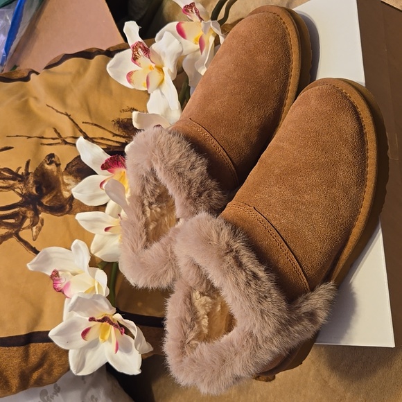 Natural Reflections Shoes - Feels like UGGs! - Tan Fur Trim Booties